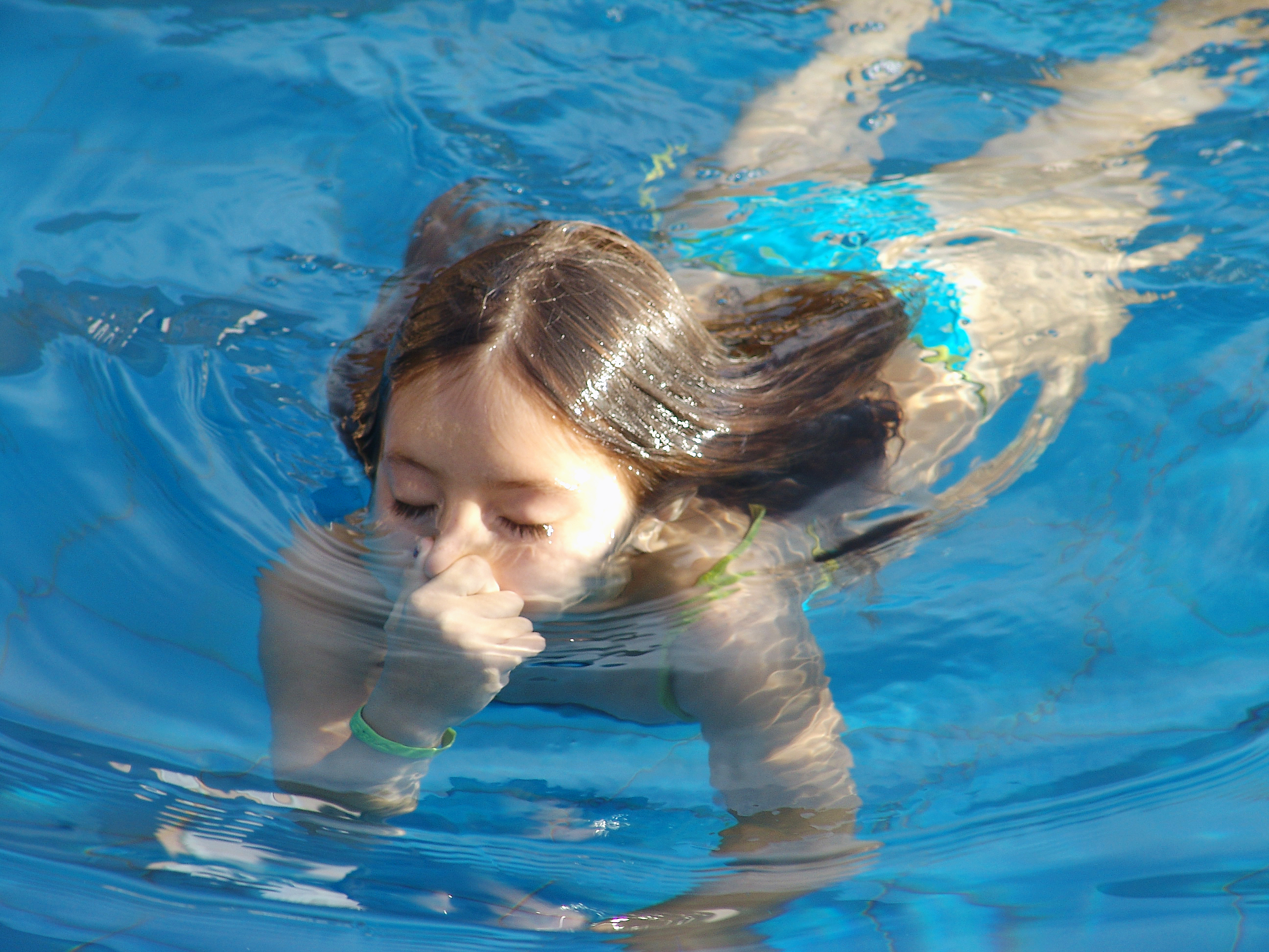 Беременным купаться в бассейне. Купаться в бассейне. Девушка купается в бассейне. Девочка купается в бассейне.